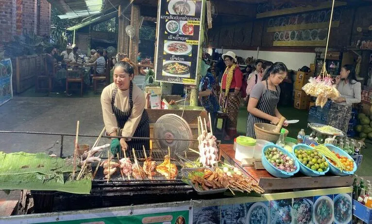 street food z mięsem węża w Azji