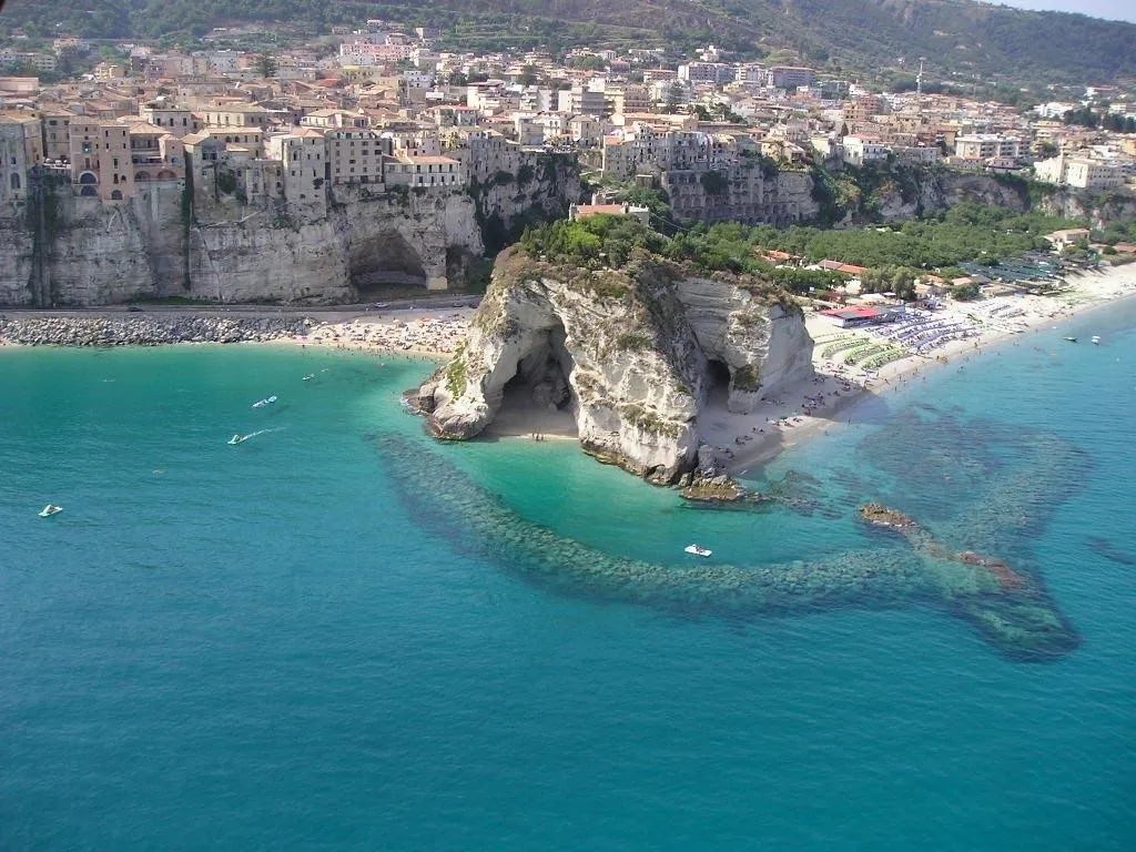 Spiagge Tropea vista aerea Santuario Isola