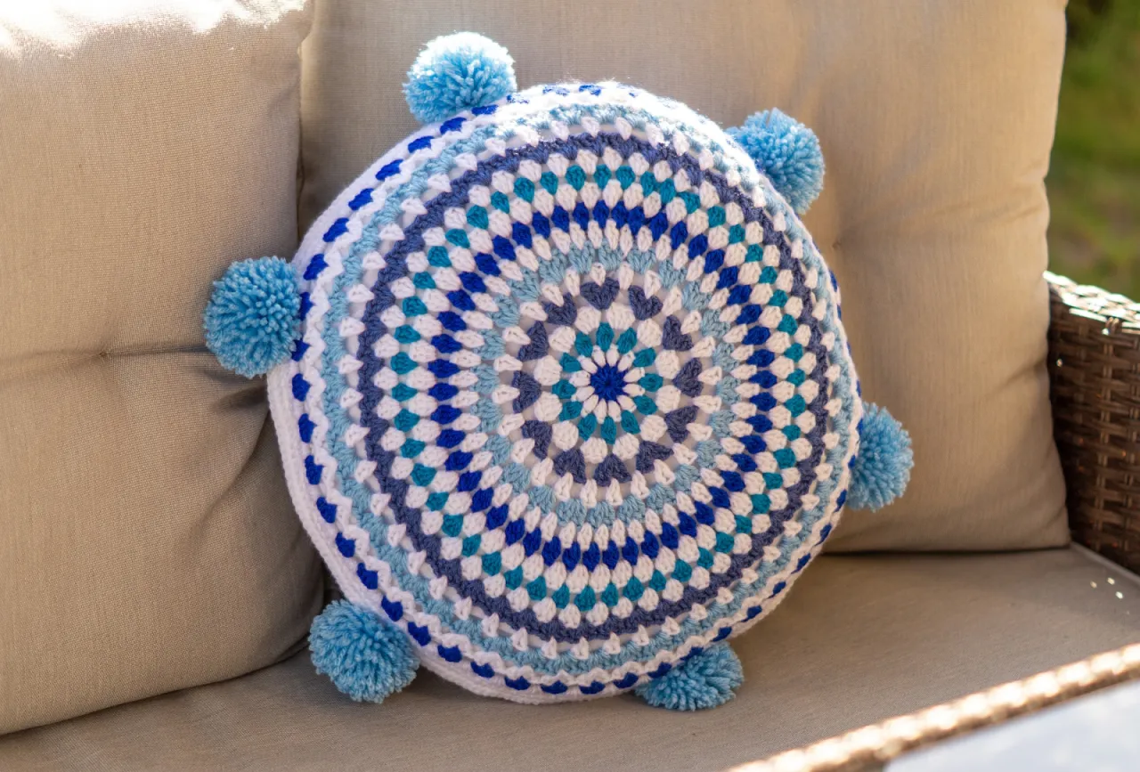 inspiracje poduszki dekoracyjne z pomponami i lam&oacute;wką