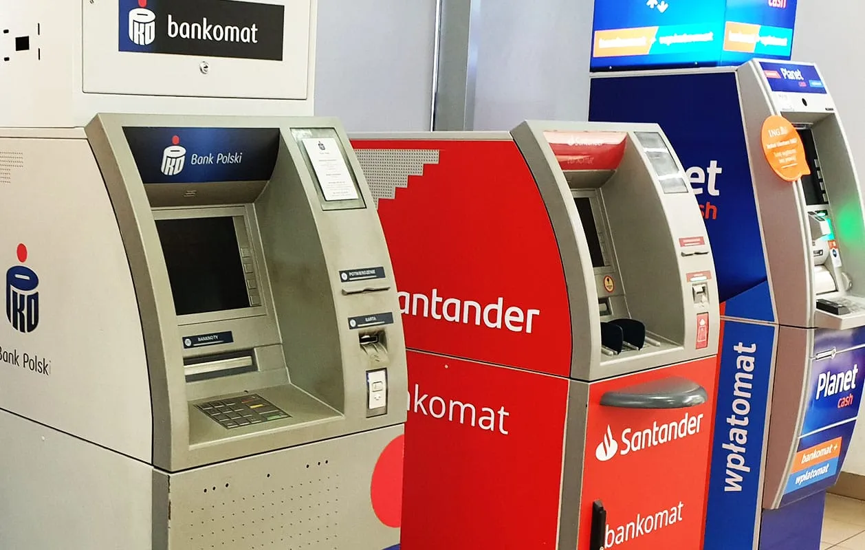 Rząd bankomatów: Bank Polski, Santander i Planet Cash. Szukasz mbank jakie bankomaty? Tu znajdziesz różne opcje.
