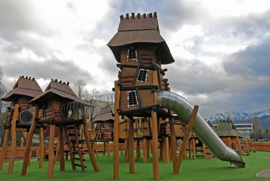 różnorodny plac zabaw dla dzieci