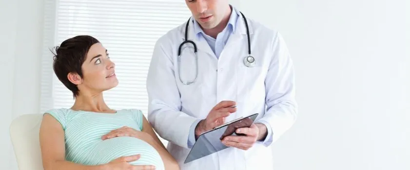 kobieta w ciąży u lekarza ginekologa