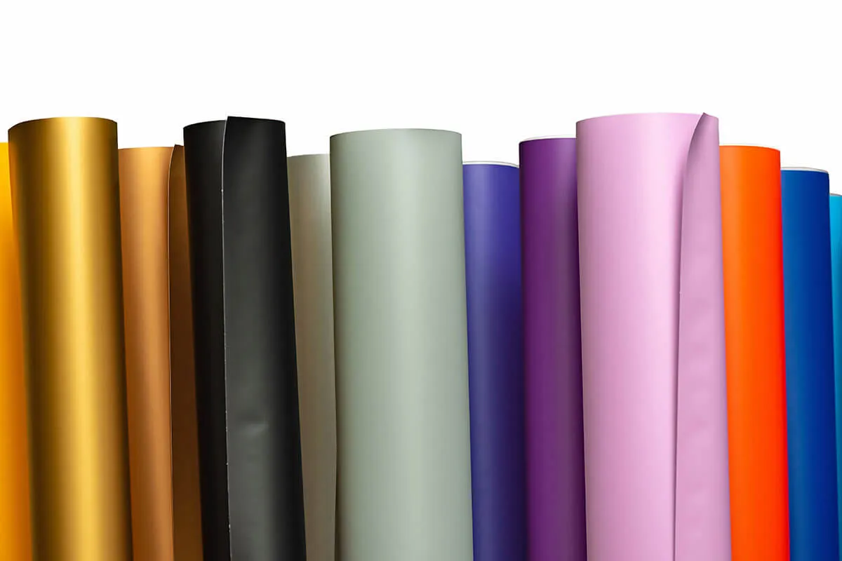 Por&oacute;wnanie rodzaj&oacute;w folii samoprzylepnych