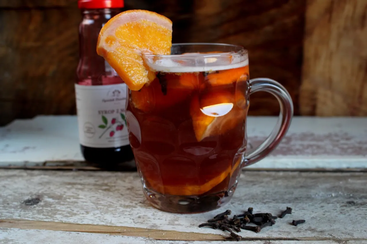 gotowy grzaniec piwny w kuflu