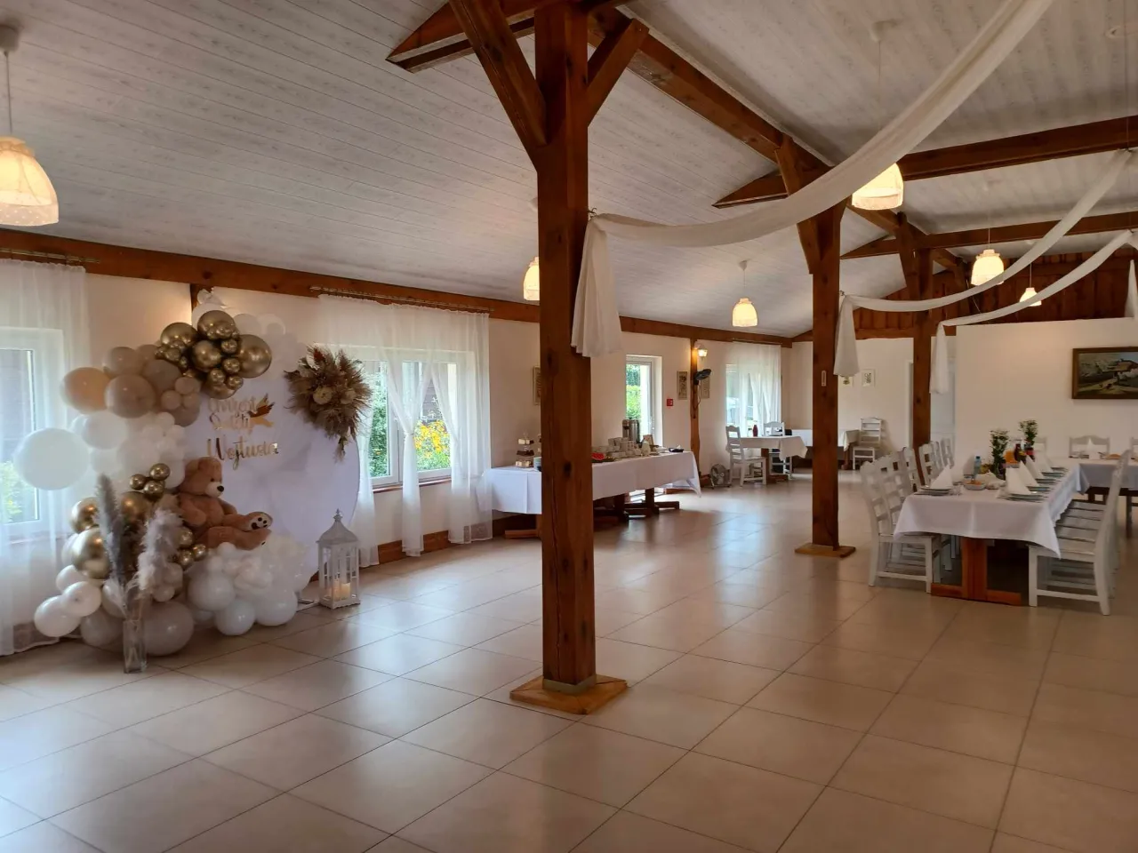 para młoda rozmawiająca z menedżerem sali weselnej