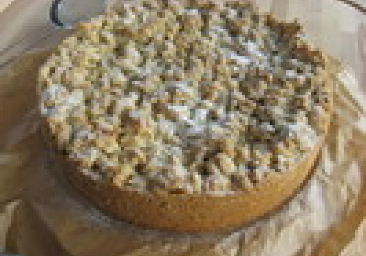 Pyszne ciasto dla dzieci do przedszkola, posypane cukrem pudrem, idealne na wspólne świętowanie.