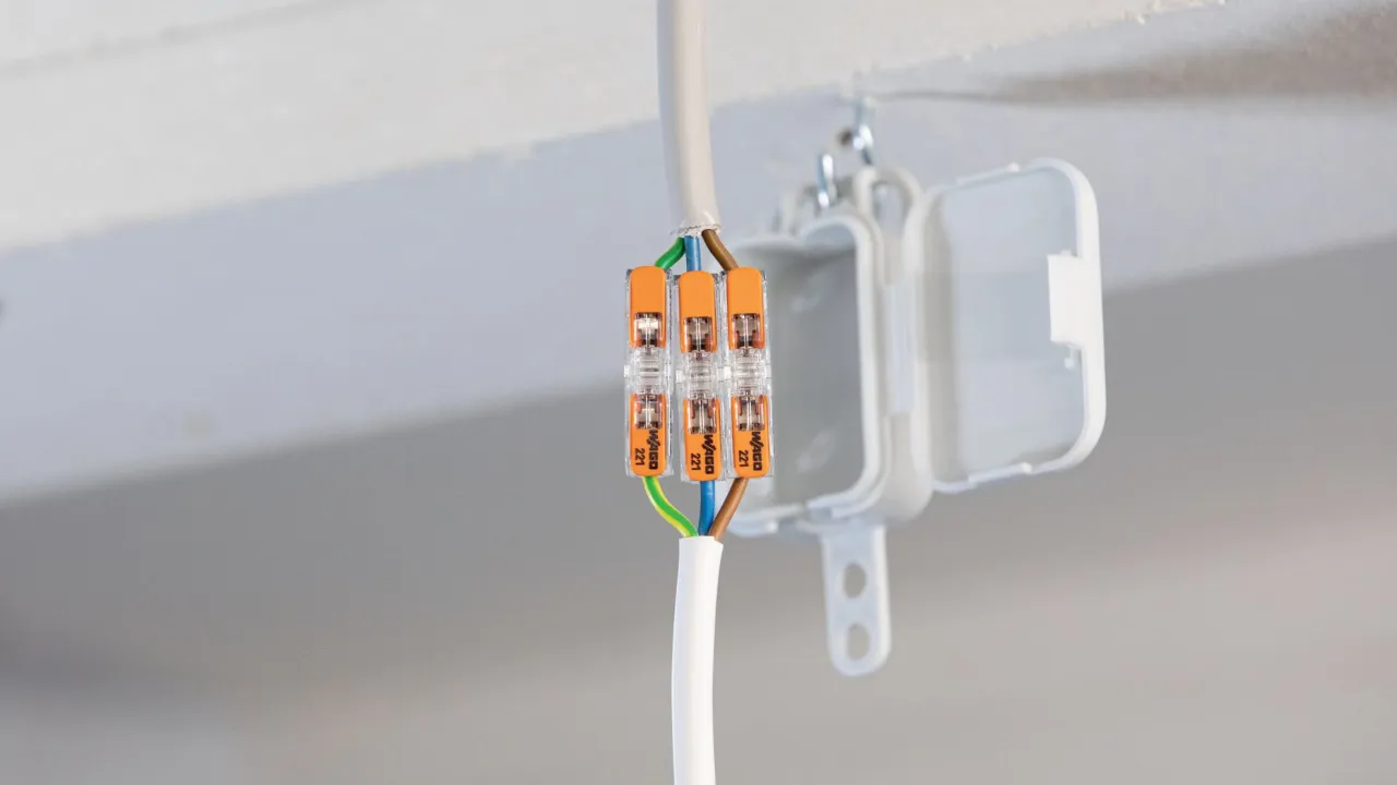 Demontaż przewodu ze złączki WAGO 221