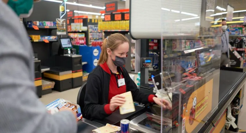 Pracownik Biedronki przy kasie