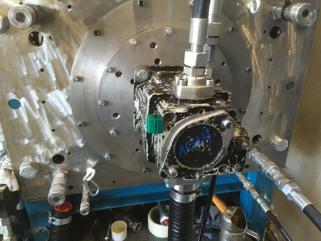 awaria pompy hydraulicznej, uszkodzona pompa hydrauliczna, zużyte elementy układu hydraulicznego