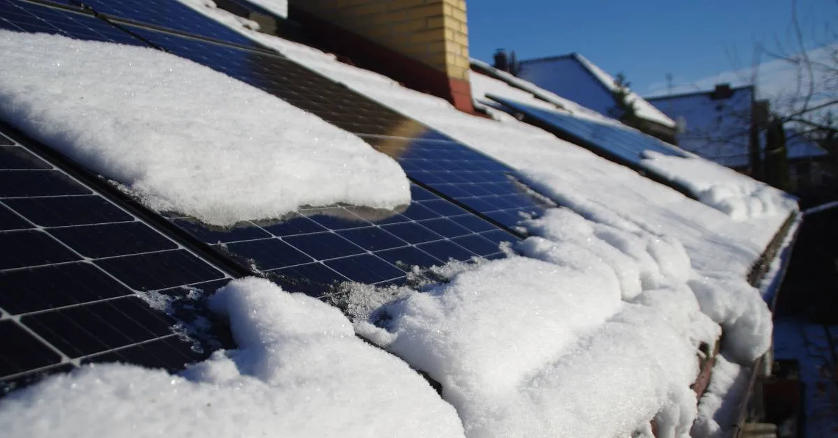 panele fotowoltaiczne zimą śnieg słońce