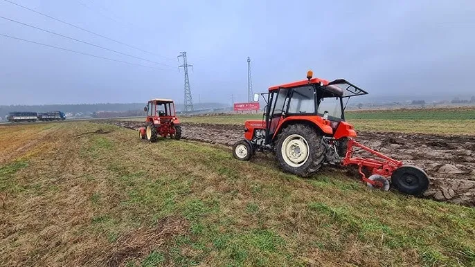 ciągnik w polu orka siew transport