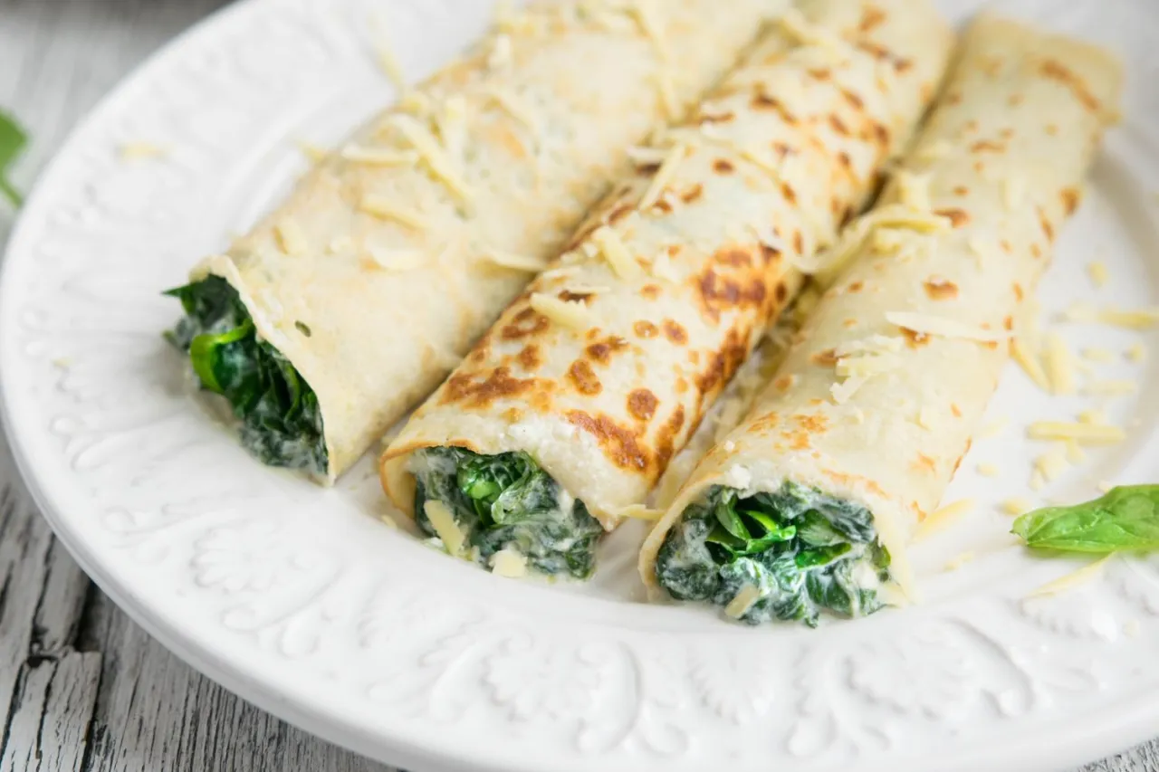zapiekane naleśniki ze szpinakiem i fetą gotowe danie