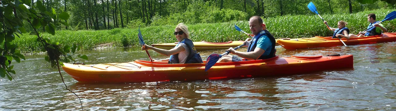 Rodzina pływająca kajakiem na Mazurach