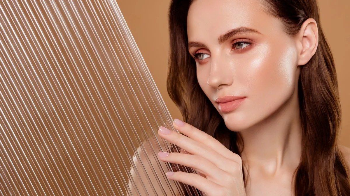 kobieta z rozświetloną cerą