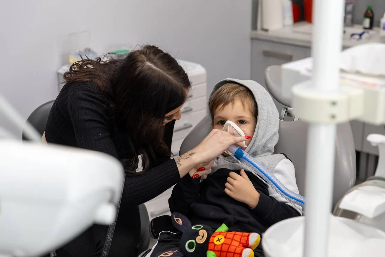 osoba z drętwą twarzą po znieczuleniu stomatologicznym