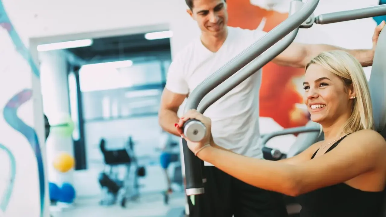 osoba wchodząca do siłowni z kartą multisport