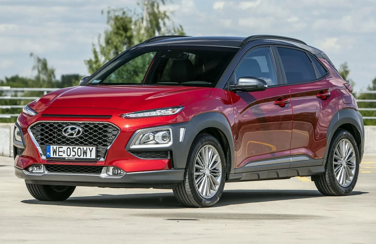 Czerwony Hyundai Kona, stylowy i praktyczny, idealny jako jaki samoch&oacute;d dla kobiety.