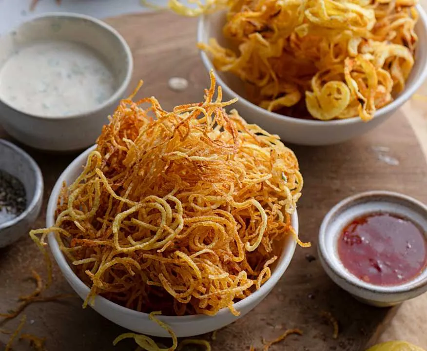 Sos czosnkowy i zakręcone frytki