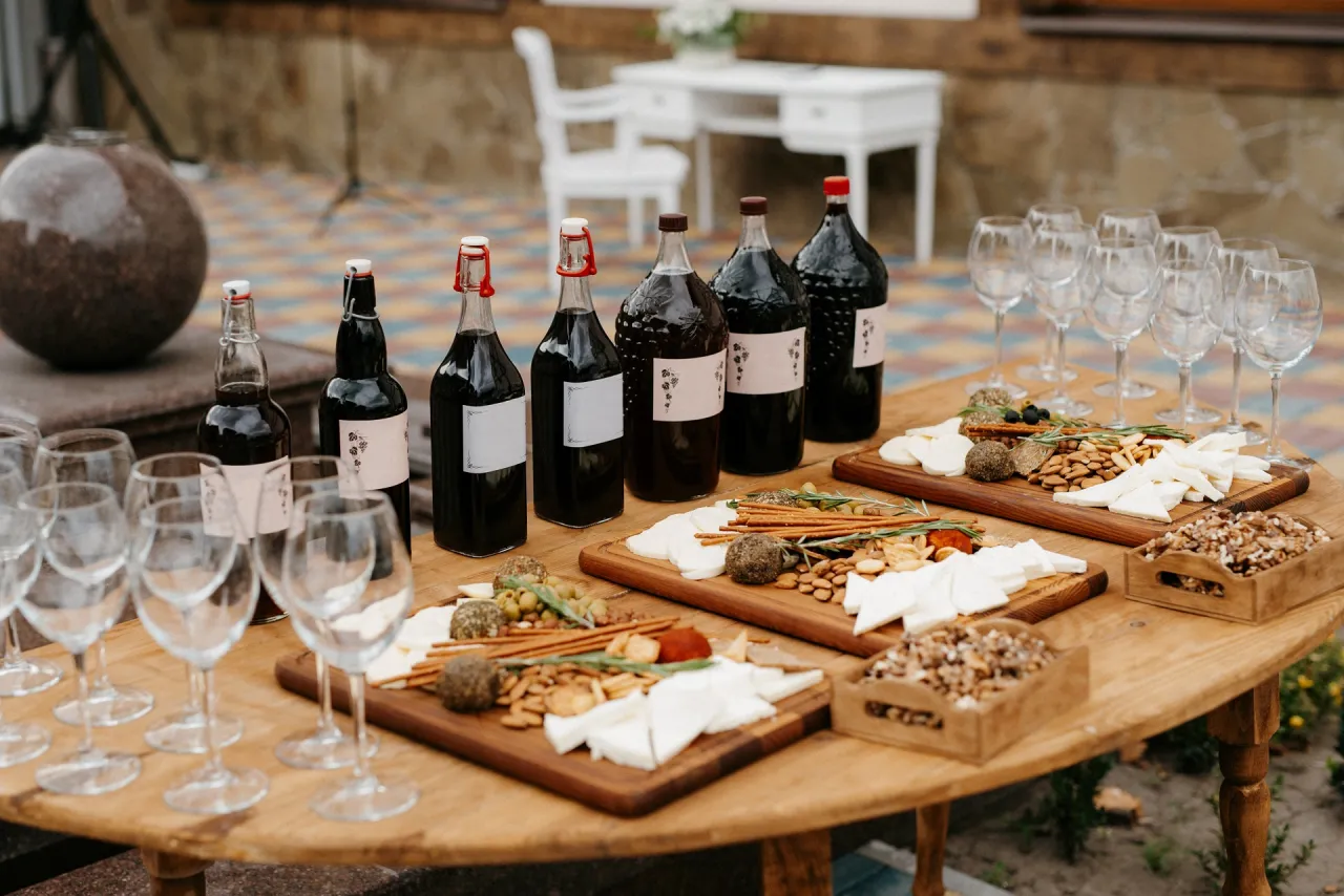 wino i piwo na weselnym stole, drink bar wesele