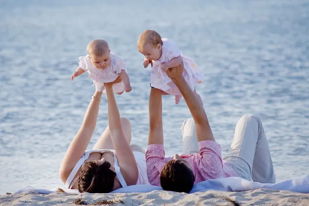 rodzina z niemowlakiem na wakacjach w Polsce nad morzem
