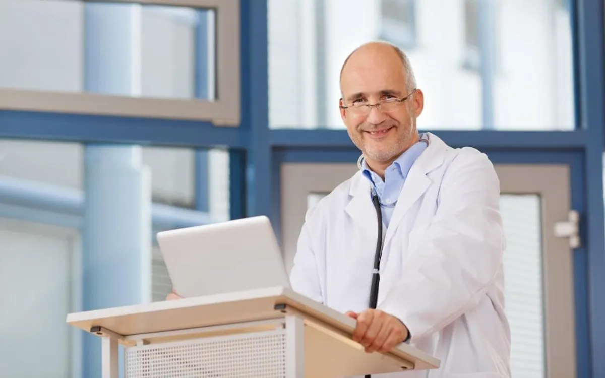 lekarz na konferencji medycznej z notatnikiem