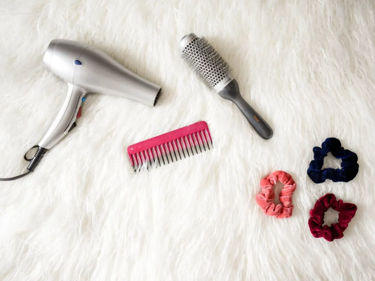 suszenie włosów z głową w dół dla objętości