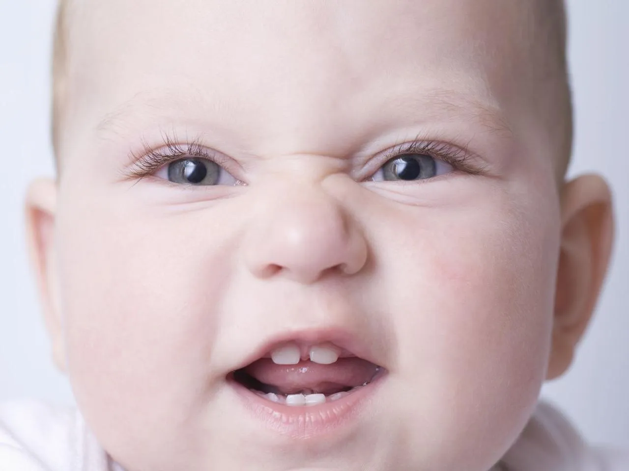 dziecko z brakującym zębem