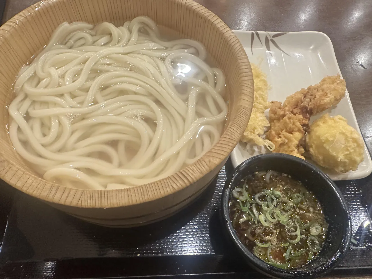Pyszny udon ramen z chrupiącym tempurą i aromatycznym sosem. Idealny posiłek na chłodny dzień.