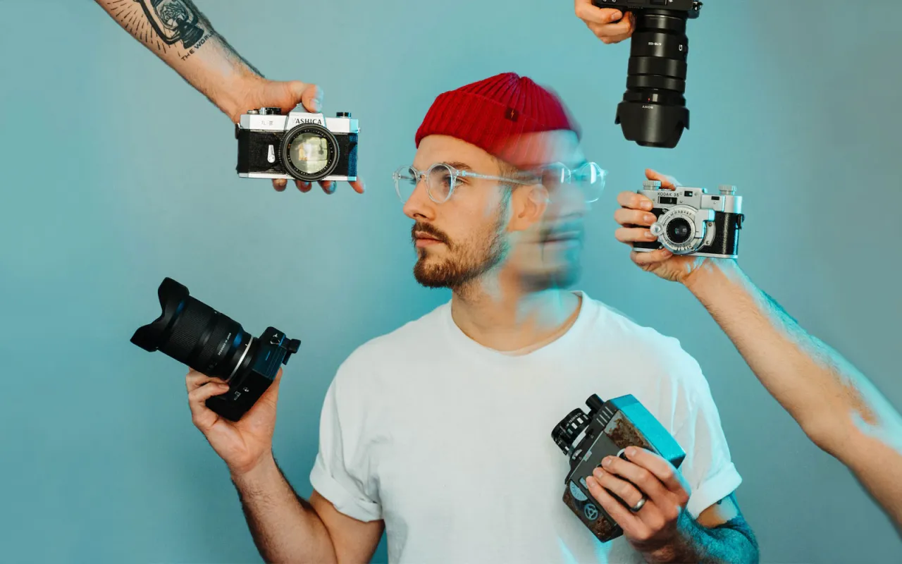 fotograf z aparatem cyfrowym planuje zdjęcie