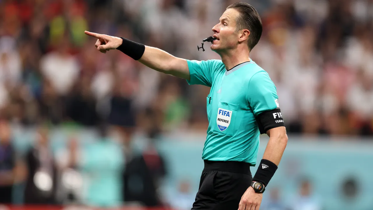 Sędzia wskazuje na rzut karny