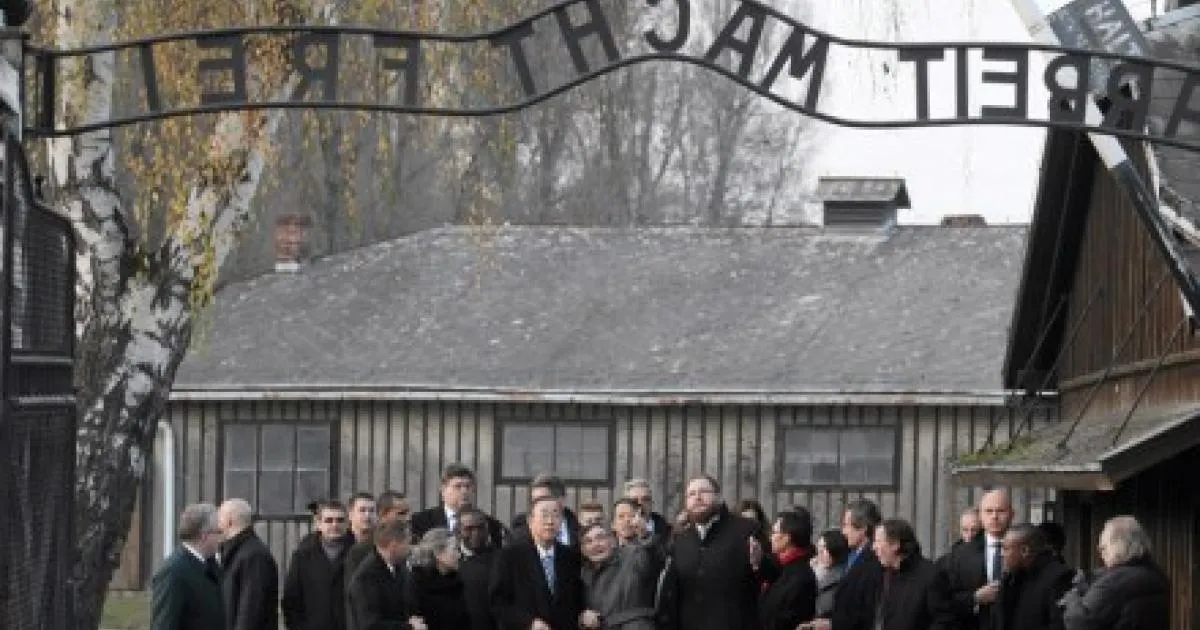 Zdjęcie Co jest napisane na bramie Auschwitz i co to naprawdę oznacza