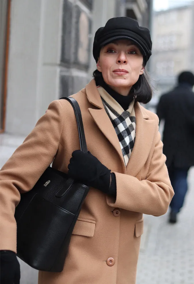 Zdjęcie Stylizacje z szalem Burberry - jak łączyć elegancję i modę