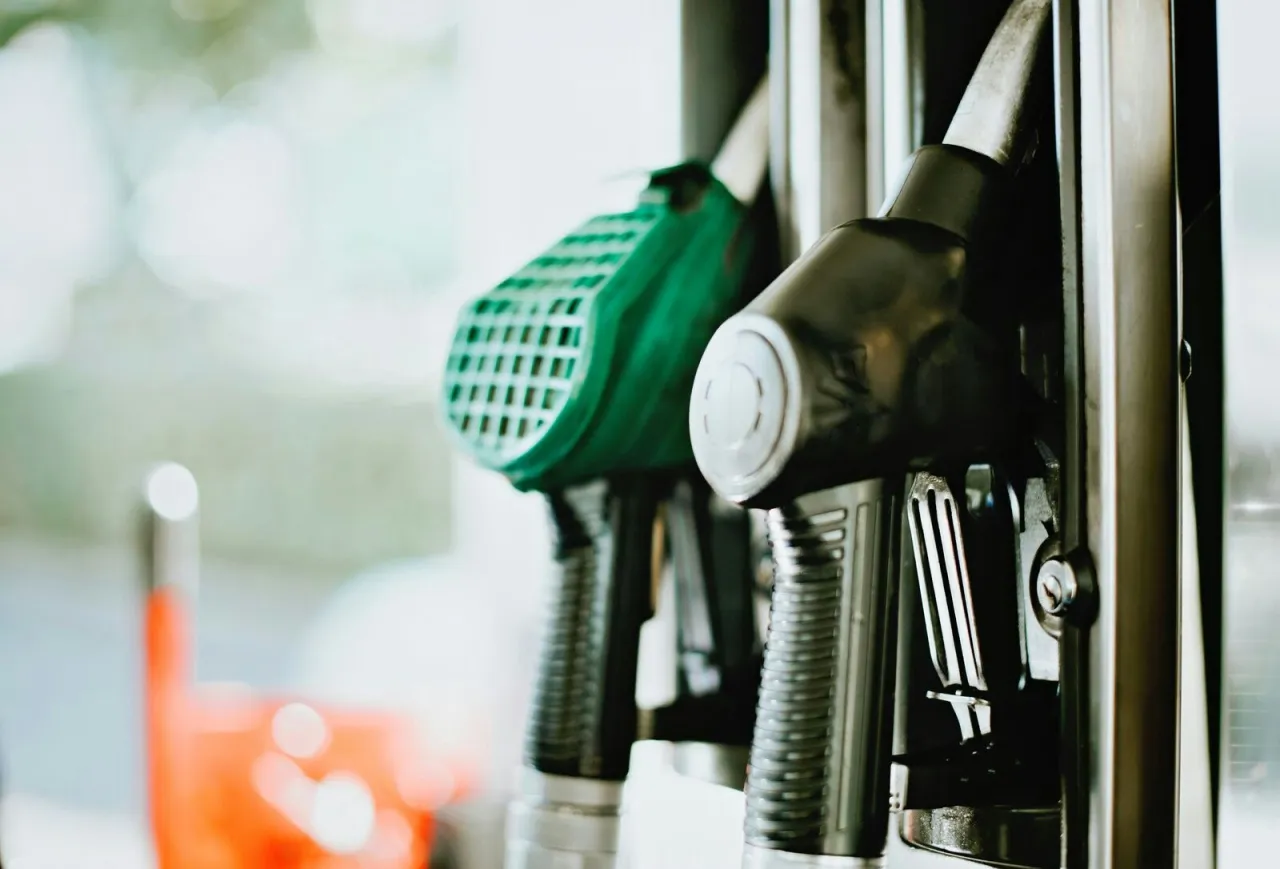 Zdjęcie Olej napędowy czy to diesel? Zrozum różnice i zastosowania paliwa
