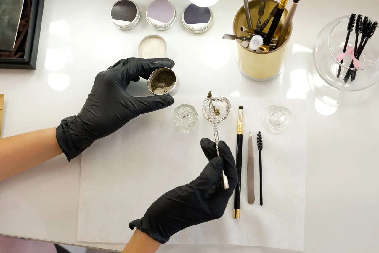 domowe sposoby usuwanie henny ze sk&oacute;ry