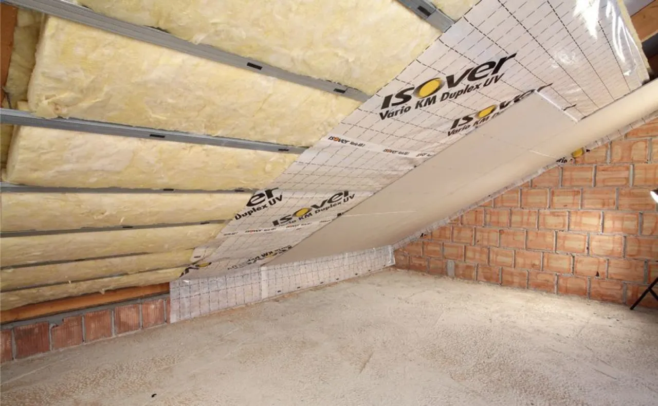 Ocieplanie skosów na poddaszu: wełna mineralna, folia paroizolacyjna Isover Vario KM Duplex UV i płyta gipsowo-kartonowa.