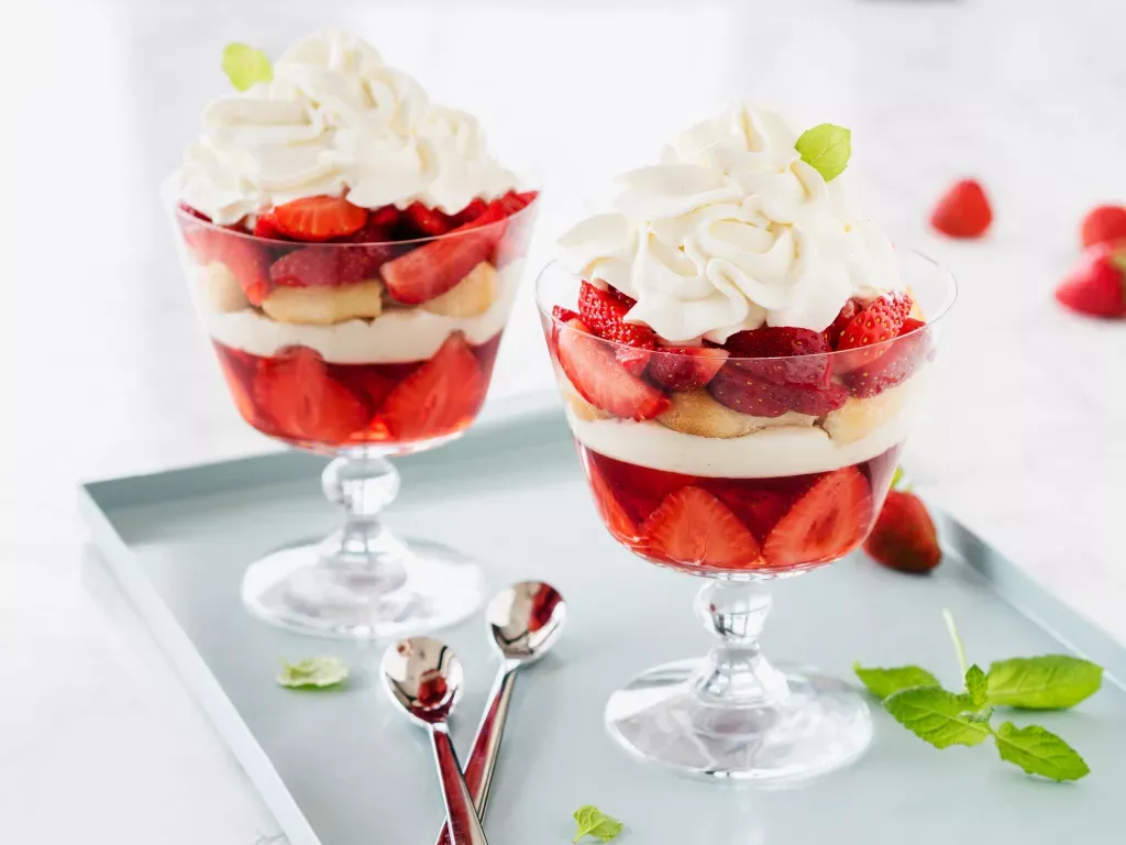 r&oacute;żnorodne desery z galaretką w szklankach