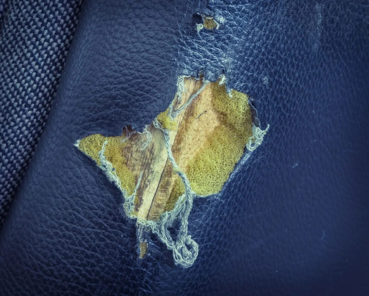 naprawa kanapy z ekosk&oacute;ry przed i po