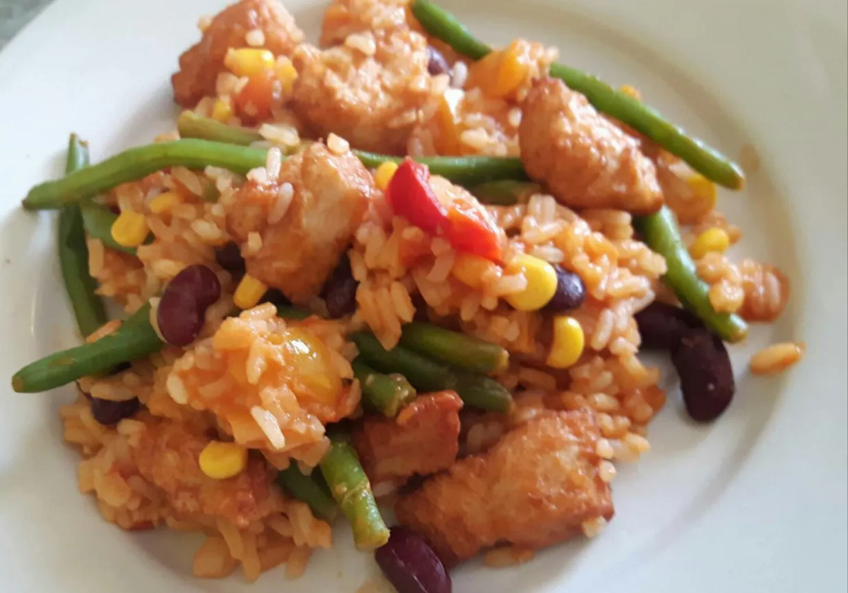 Kolorowy ryż z kurczakiem, fasolką szparagową, kukurydzą i fasolą. Idealny pomysł, co zrobić na obiad z ryżem.