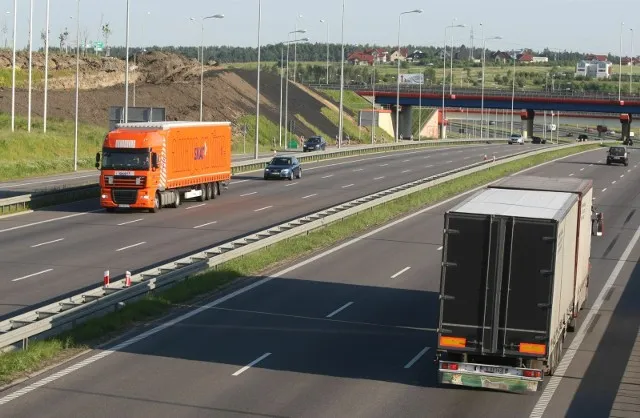 Zdjęcie Ile zarabiają kierowcy tirów w Polsce? Sprawdź, czy to się opłaca!