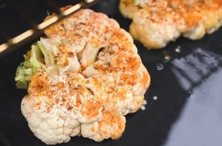 stek z kalafiora z ziołami na grillu