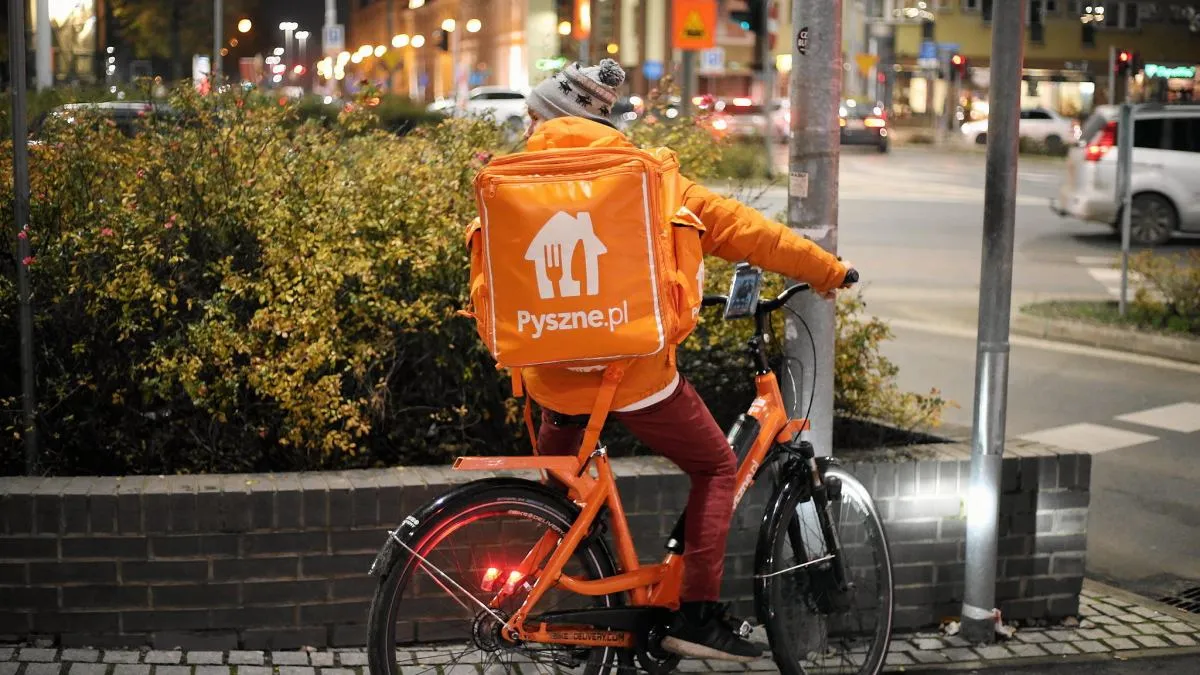kurier Pyszne.pl na rowerze w mieście