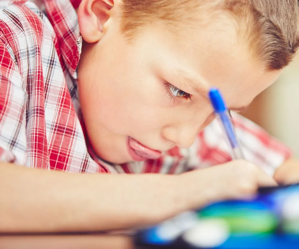 dziecko piszące z trudem, nieczytelne pismo, objawy dysgrafii