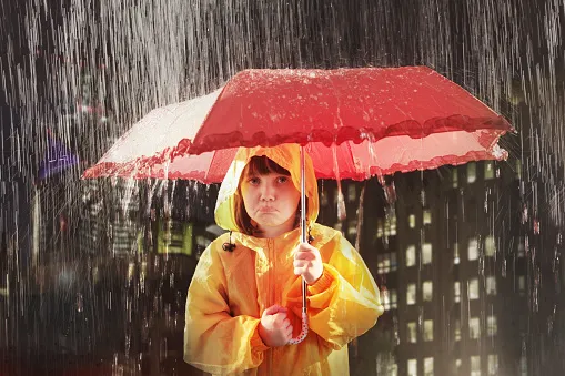 osoba w deszczu pod parasolem metafora smutku