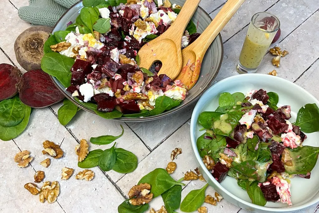Rote Bete Salat mit Schafsk&auml;se und Waln&uuml;ssen in einer Keramiksch&uuml;ssel