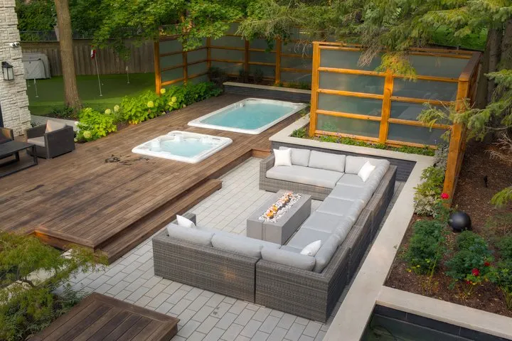 nowoczesny basen w ogrodzie z tarasem i leżakami