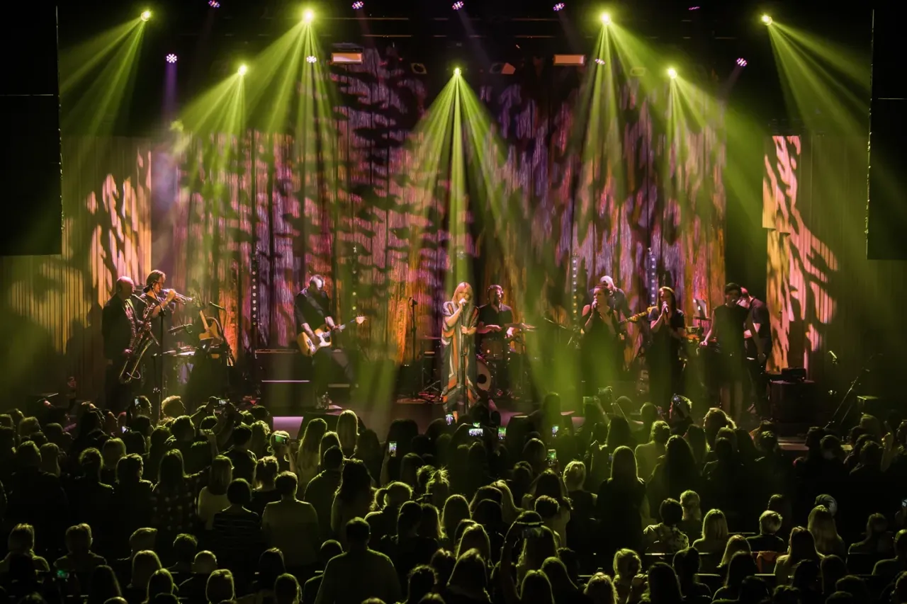 Koncert Ani Dąbrowskiej w pełni! Zesp&oacute;ł gra, wokalistka śpiewa, a publiczność bawi się świetnie.