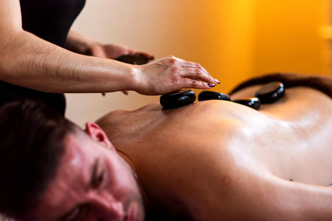 Masaż gorącymi kamieniami dla mężczyzn. Relaks i odprężenie w spa.