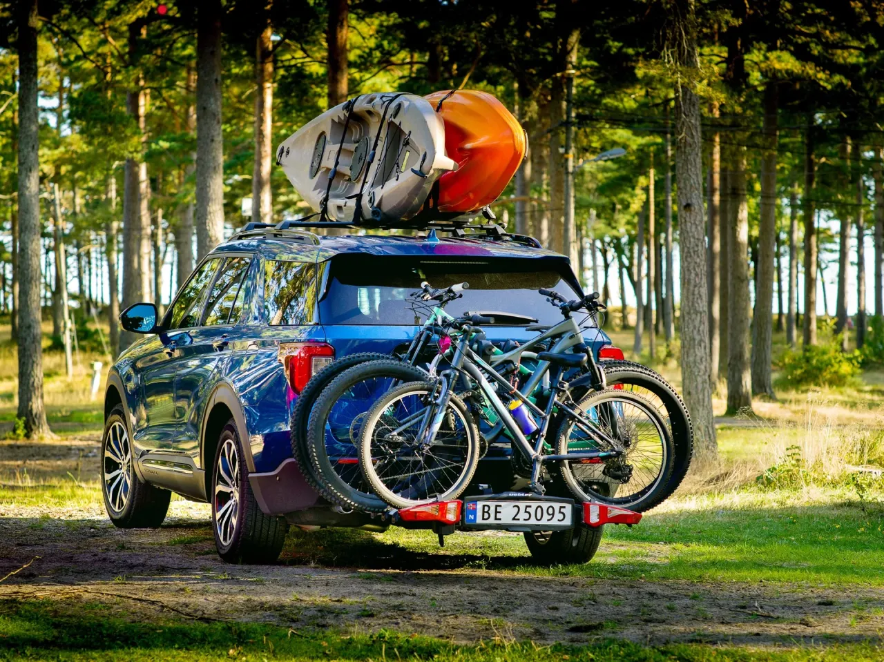 Dwa rowery na bagażniku z tyłu auta, a na dachu dwa kajaki. Gotowi na przygodę!