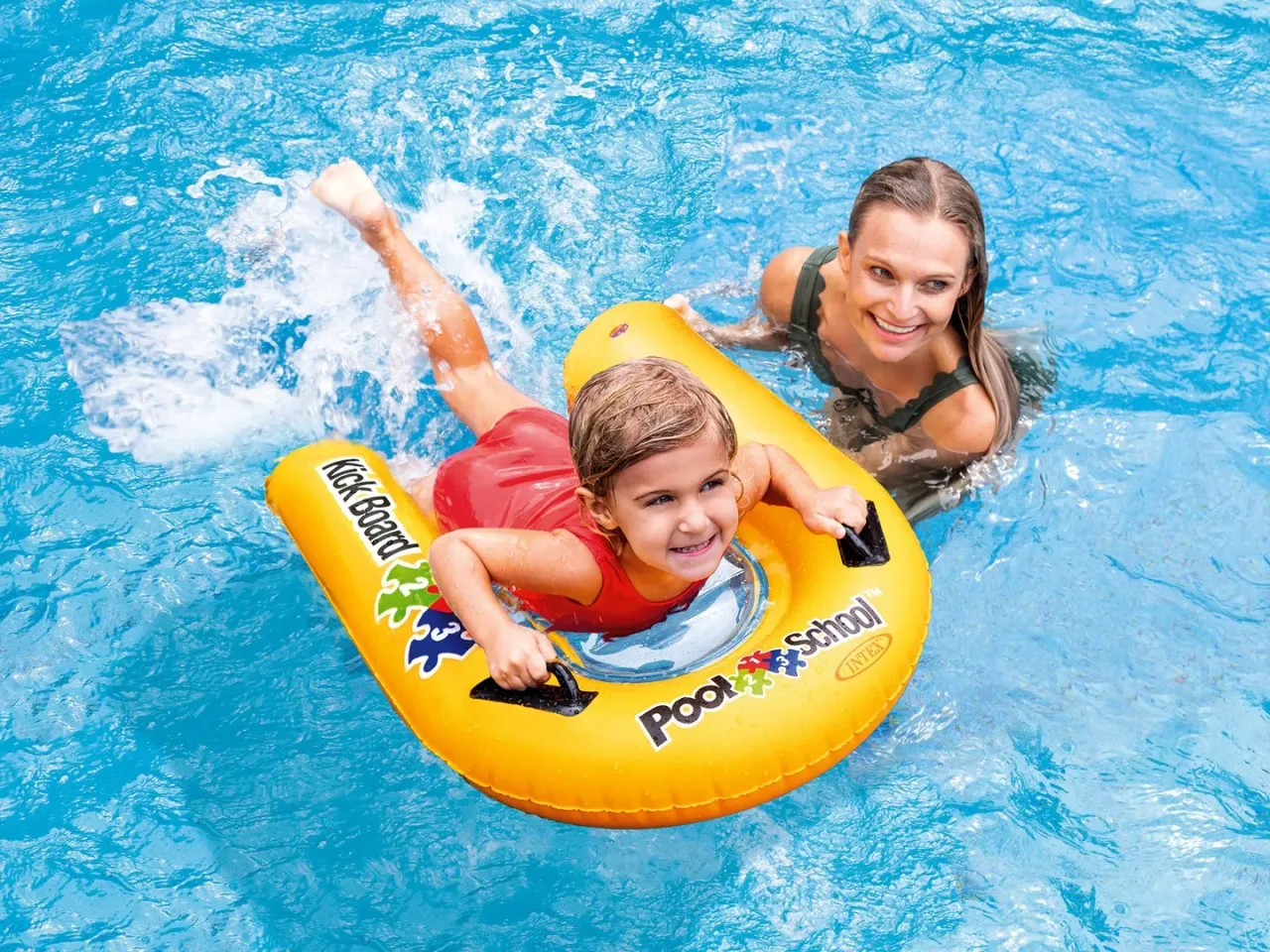 Osoba pływająca z deską do nauki pływania