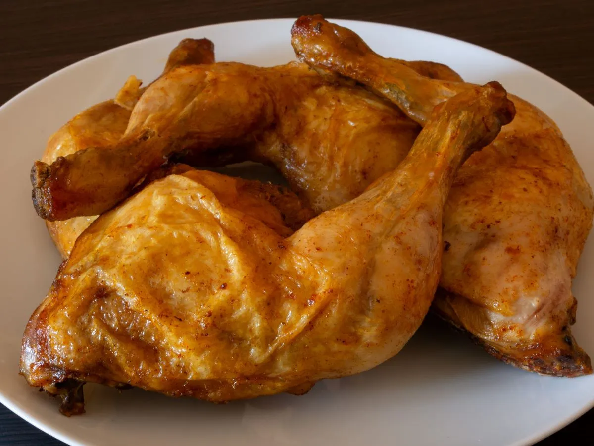 marynowane udka kurczaka przed pieczeniem